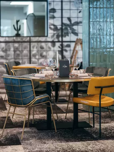 Warmes, stilvolles Restaurantambiente mit gemütlicher Atmosphäre