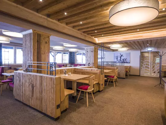 Heller Restaurantbereich mit viel Holz