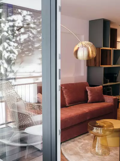 Geräumige Suite mit Balkon und Fensterfront