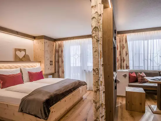 Wohn- und Schlafbereich in der Juniorsuite Sidanjoch