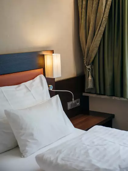 Detailaufnahme des Hotelzimmers mit Fokus auf Materialien und Ausstattung