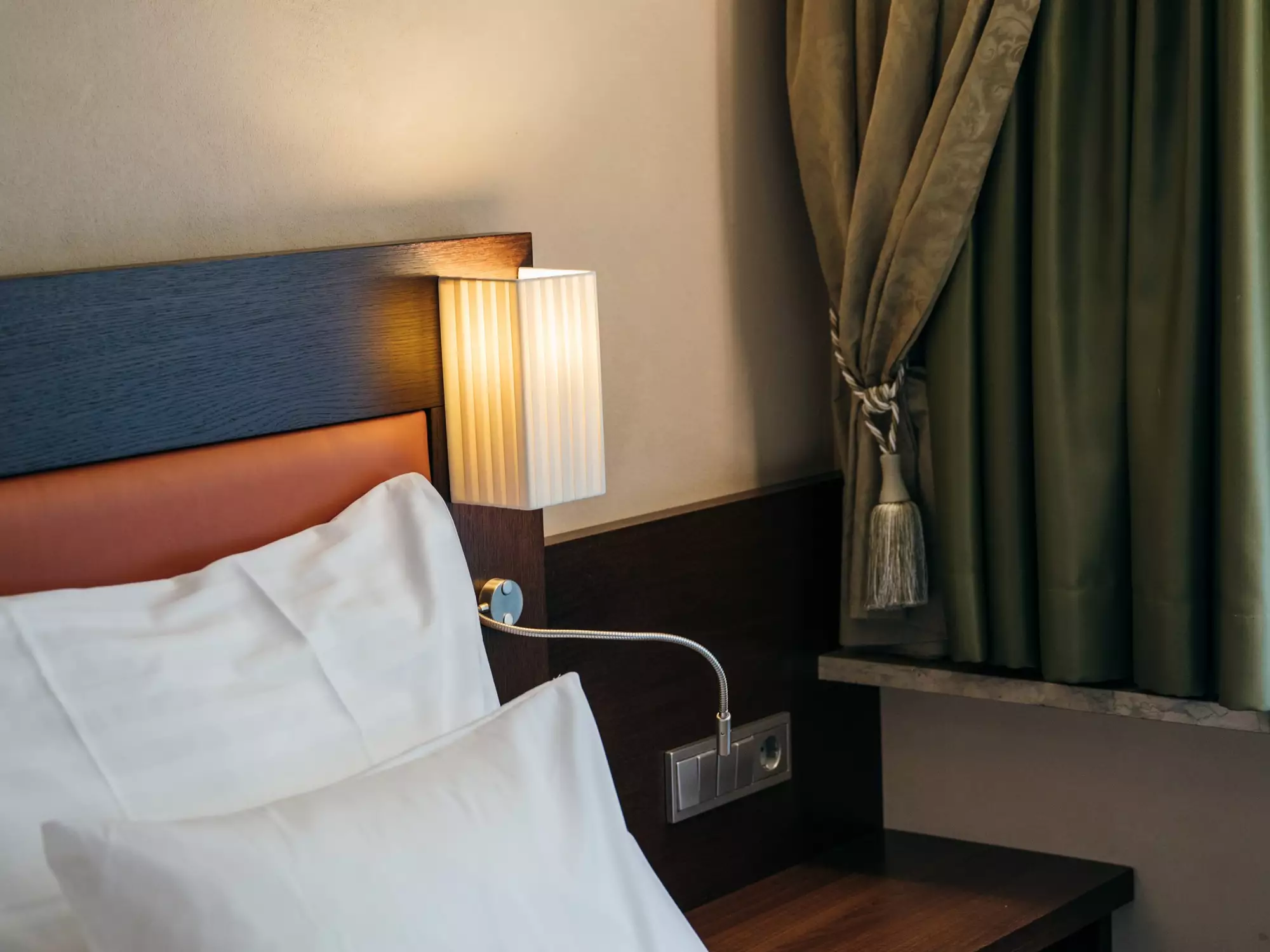 Detailaufnahme des Hotelzimmers mit Fokus auf Materialien und Ausstattung