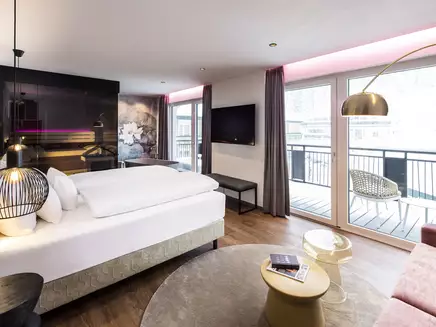 Großzügige Spa Suite mit Ausblick auf die Berge und Balkon