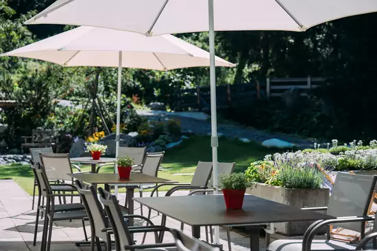 Aussenbereich mit Sitzgelegenheiten