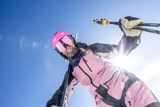 Skifahrerin blauer Himmel