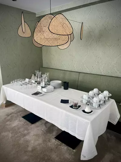 Tisch mit Geschirr und Gläsern