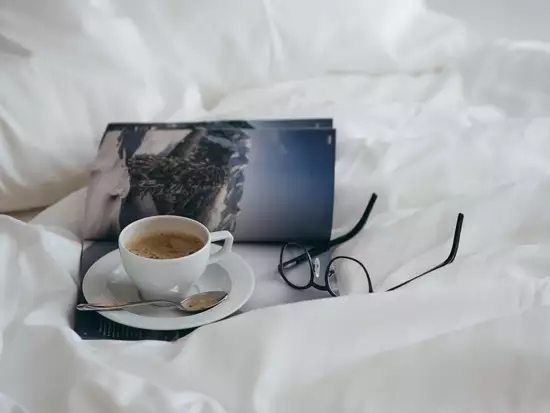 Detailaufnahme Kaffee im Bett