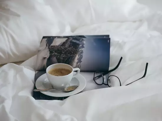 Detailaufnahme Kaffee im Bett