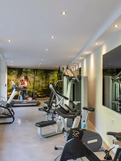 Moderner Fitnessraum mit Cardio- und Kraftgeräten im Berghotel Hochfügen