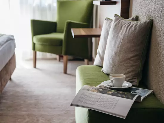 Zimmer mit warmen Farben und viel Tageslicht 