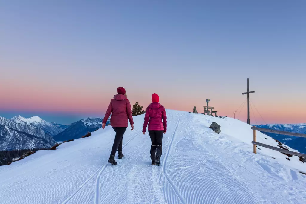 Winterwanderung bei Sonnenuntergang