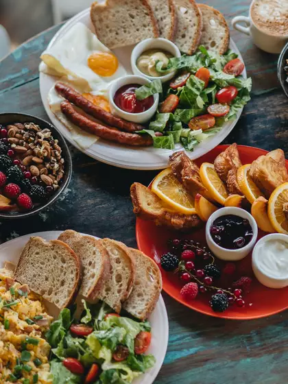 Verschiedene Frühstücksspeisen auf Tisch