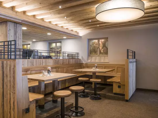 Gemütlicher Restaurant Bereich im Tiroler Stil mit Holzdecke