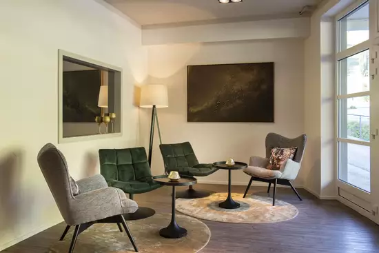 Ruhebereich mit Sitzgelegenheiten und beruhigender Beleuchtung