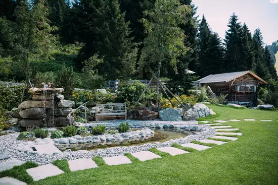 Garten mit Kneipanlage und Aussicht auf die Berge