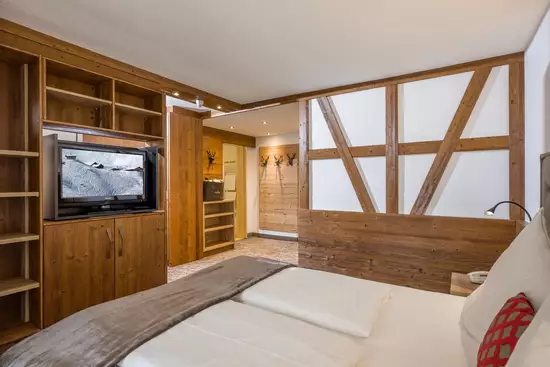 Stilvoll eingerichtete Juniorsuite mit viel Holz