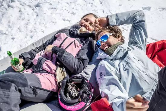 Personen im Schnee Skifahren