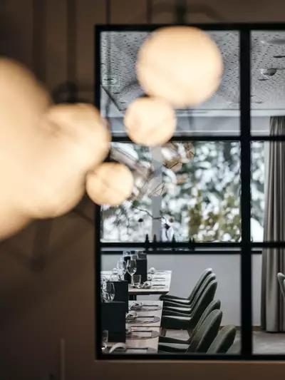 Restaurant Innenansicht mit Aussicht auf verschneite Berge