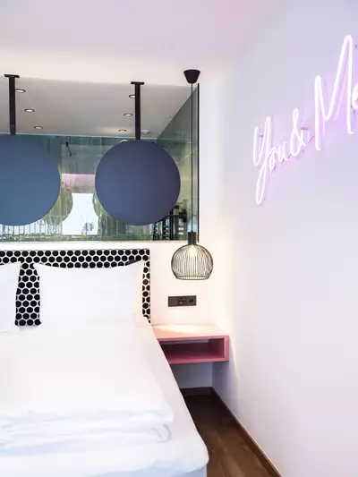 Modernes Zimmer mit stilvoller Dekoration