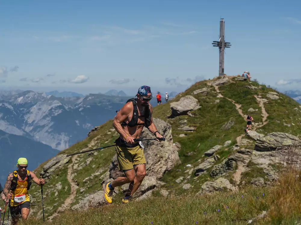 Trailläufer auf dem Weg zum Gipfel in den Bergen