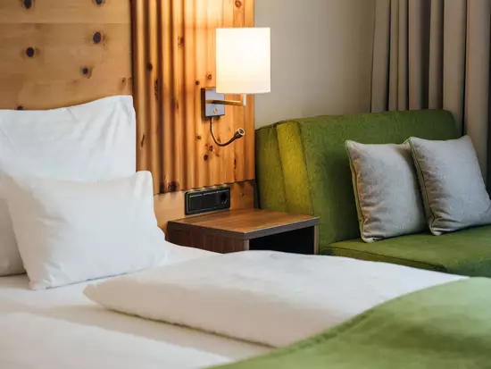 Gemütlich eingerichtetes Doppelzimmer mit Sitzgelegenheit