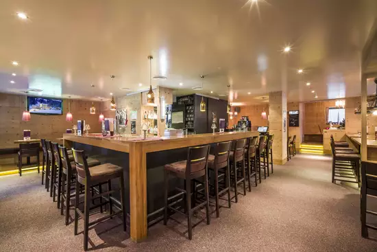 Großzügiger Barbereich mit Barhockern