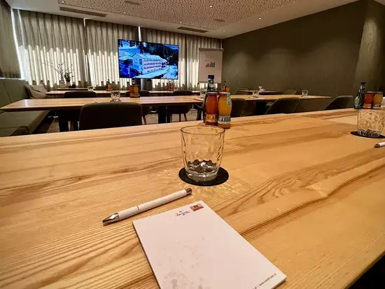 Besprechungsraum mit Tisch und Medientechnik