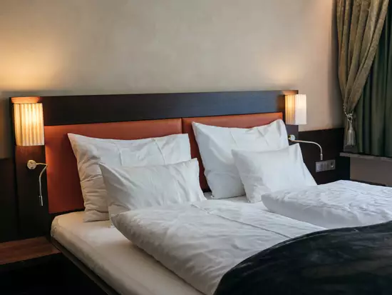 Modern eingerichtetes Doppelzimmer im Berghotel Hochfügen mit viel Tageslicht