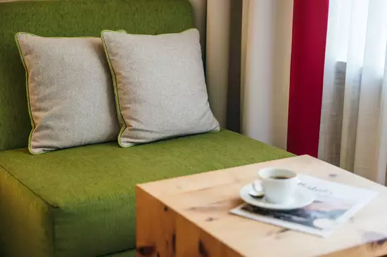 Gemütliches Hotelzimmer mit Sitzgelegenheit