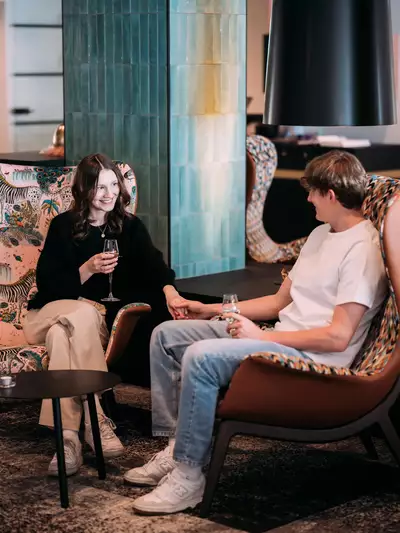 Pärchen in Lobby in Sitzecke