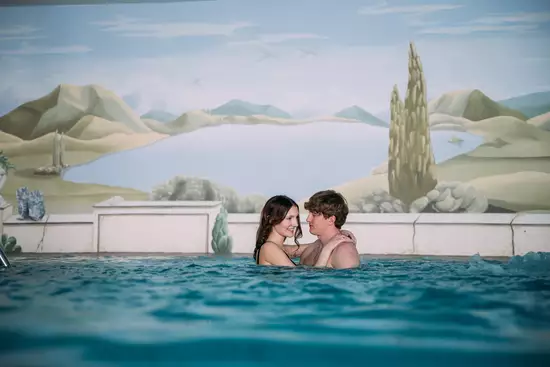 Indoor-Pool im Wellnessbereich des Berghotel Hochfügen