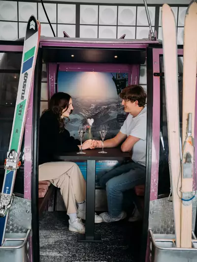 Pärchen in alter dekorativer Gondel im Restaurant 