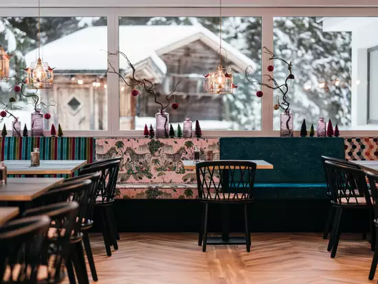 Modernes und farbenfrohes Ambiente im Restaurant im Berghotel Hochfügen