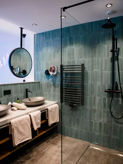 Stilvoll eingerichtetes Badezimmer in der Juniorsuite You and Me