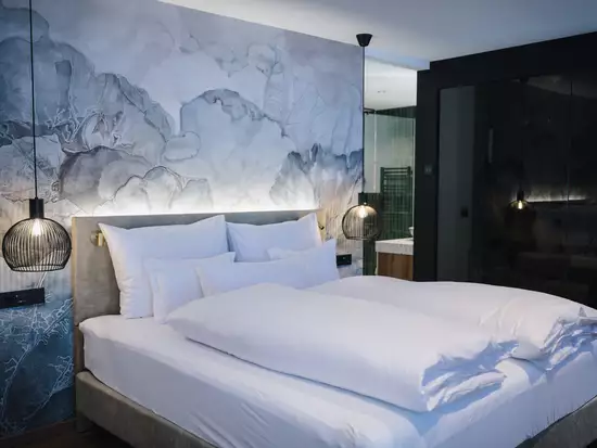 Großes gemütliches Bett und eigene Sauna im Zimmer