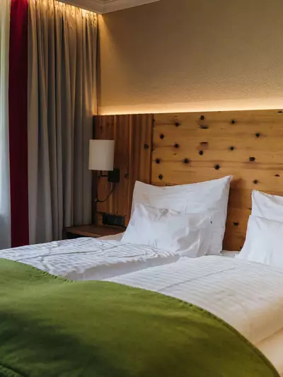 Komfortables Doppelzimmer mit Blick auf die Tiroler Berge