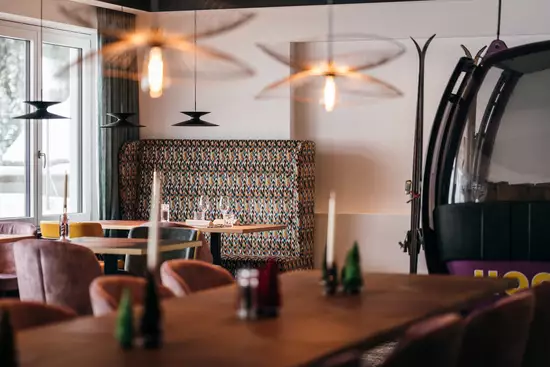Eleganter Gastraum mit modernen Designelementen sowie einer dekorativen Gondel