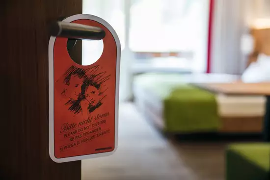 Detailaufnahme Suite Gilfert mit Bitte nicht stören Schild