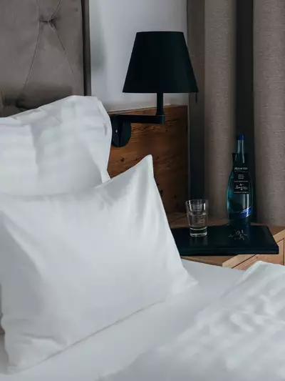 Helle Juniorsuite mit hochwertiger Bettwäsche