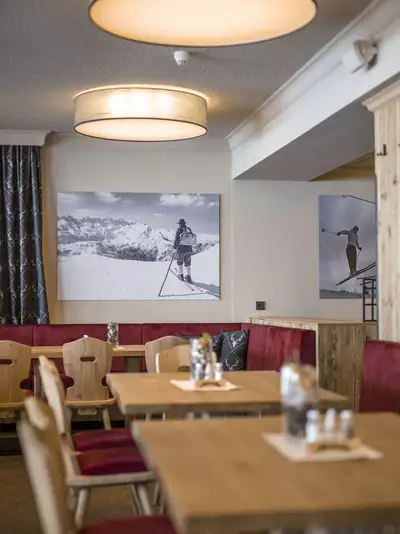 Restaurant im Tiroler Stil mit viel Holz und gemütlicher Atmosphäre