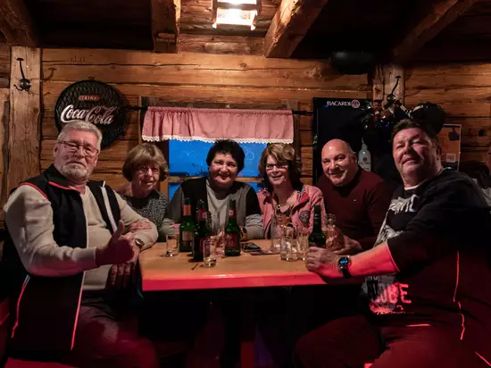Gruppe von Menschen in Après Ski Lokal 
