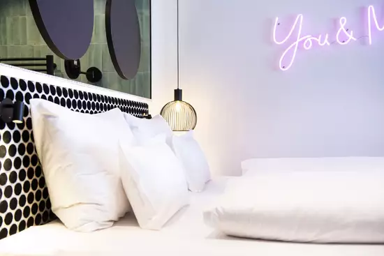 Detailaufnahme Doppelbett mit stilvollem Design