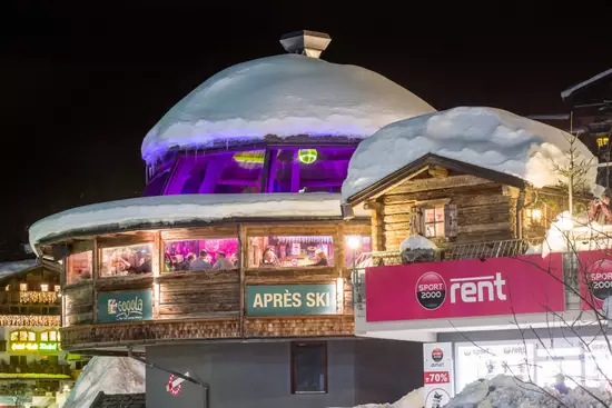 Après Ski Lokal im Winter bei Nacht