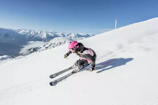Skifahrerin vor Bergkulisse
