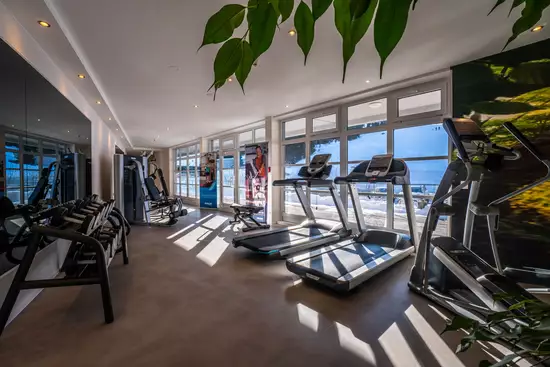 Fitnessraum im Berghotel Hochfügen mit Ausblick auf die Berge