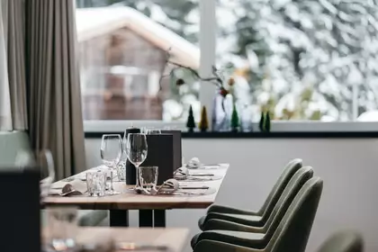 Liebevoll gedeckter Tisch mit hochwertigen Materialien