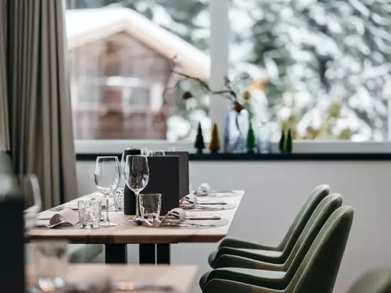 Liebevoll gedeckter Tisch mit hochwertigen Materialien