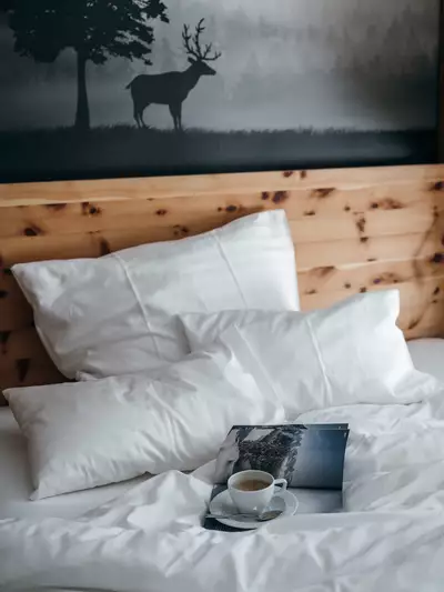 Detailaufnahme gemütliches Holzbett