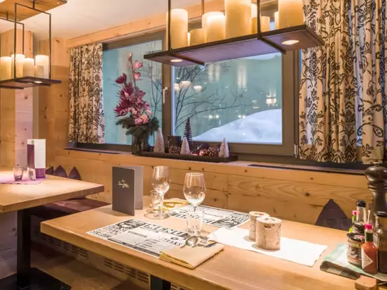 Gedeckter Tisch in modern eingerichteter Bar mit Holzelementen