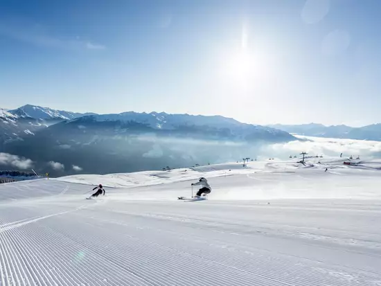 Skifahrer auf frischer Piste